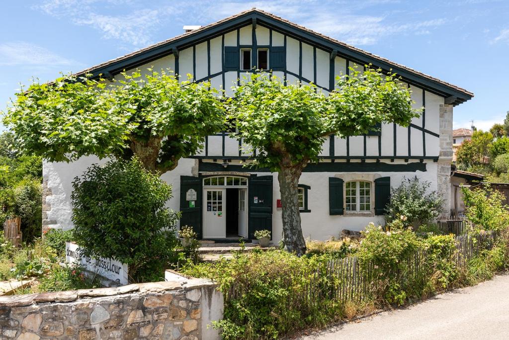 Das Domaine de Bassilour liegt in einem restaurierten Herrenhaus aus dem 18. Jahrhundert, umgeben von einem Garten, vor den Toren von Bidart.