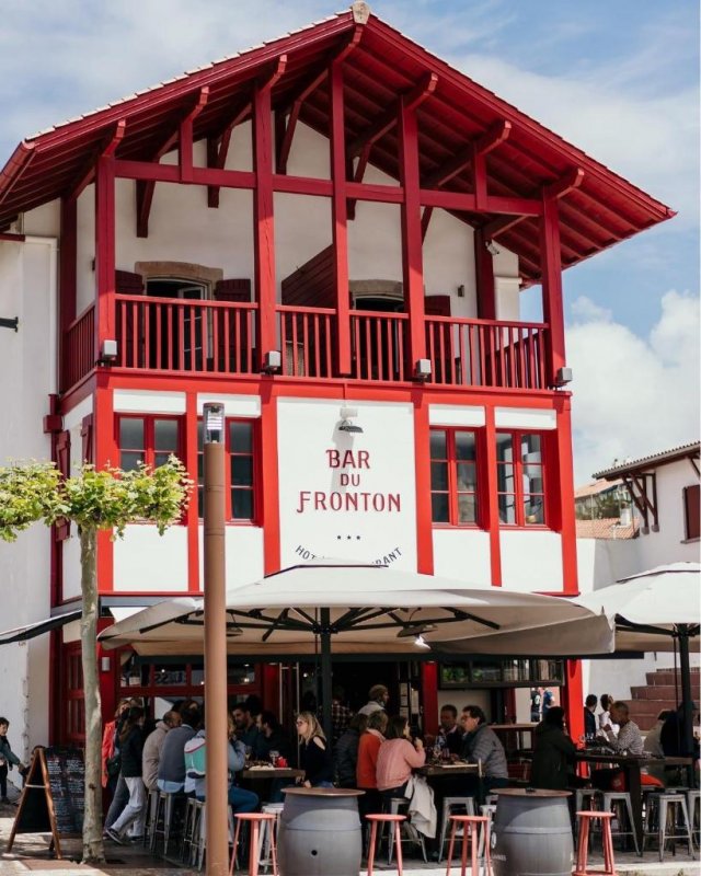 O Hotel Du Fronton tem vista para o mar e para as montanhas e oferece quartos decorados com design e Wi-Fi gratuito.