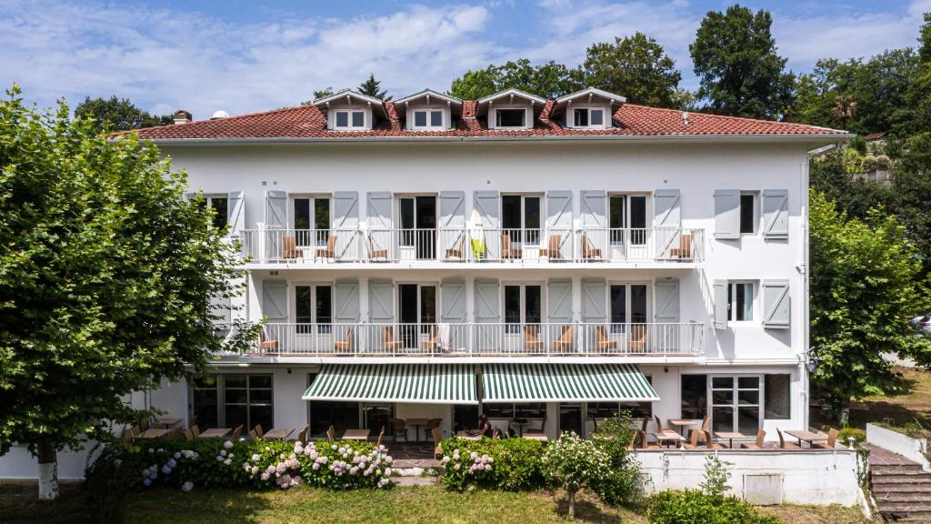 Das Hôtel Du Pont befindet sich in der baskischen Landschaft, außerhalb der kleinen Stadt Ascain. Das Hotel liegt am Ufer des Flusses Nivelle.