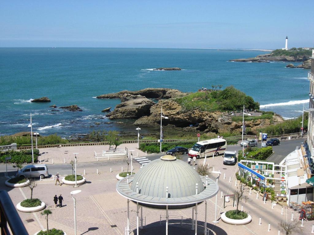 Hôtel Florida sits right on the seafront, just 300 metres from Biarritz's beach, with a buffet breakfast served every morning.