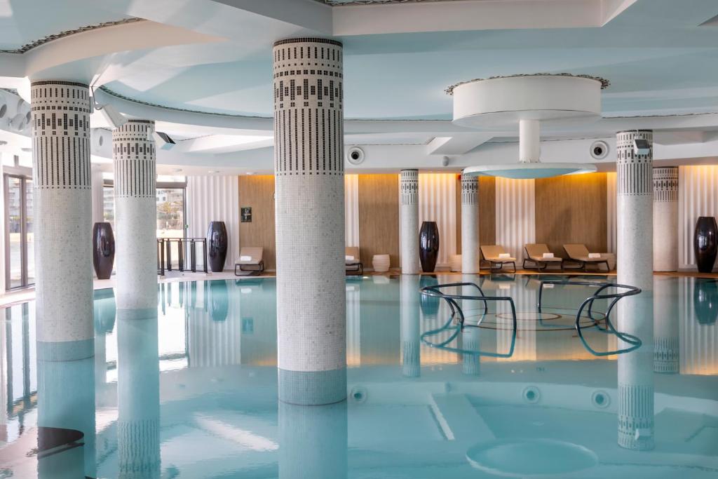 Freshly renovated in 2021, Thalazur Saint Jean de Luz enjoys an exceptional beachfront setting right in the heart of this famous seaside resort.