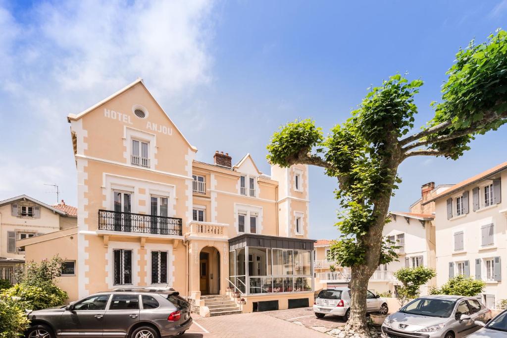 In the centre of Biarritz, a 5-minute walk from the beach, Alfred Hotels Les Halles (formerly Hotel Anjou) offers rooms with cable TV, some overlooking the ocean.