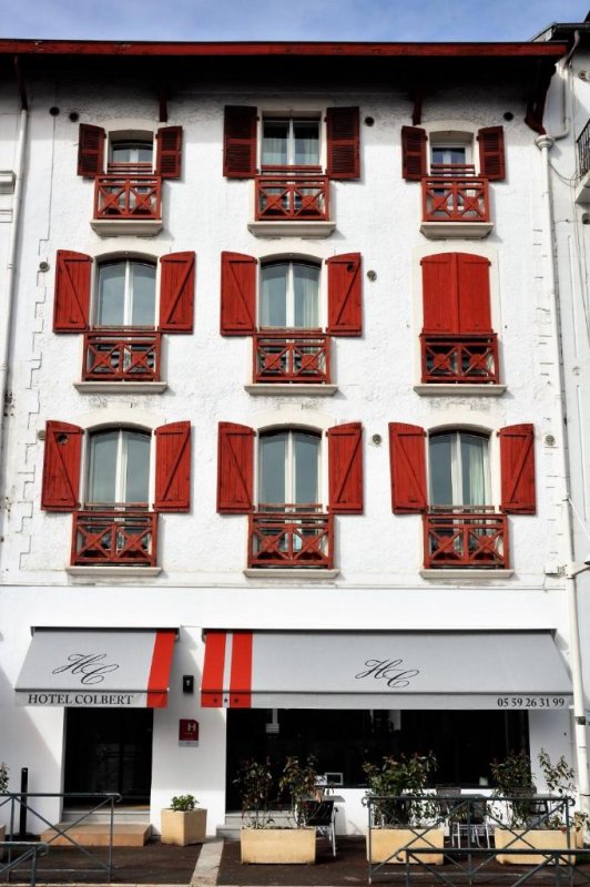 Im Herzen der Cité des Corsaires, in der Nähe des Fischerhafens, liegt das Hotel Colbert nur 5 Gehminuten vom Strand und lokalen Restaurants entfernt.