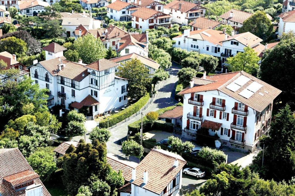 Set in the seaside town of Saint-Jean-de-Luz, this eco-friendly hotel offers rooms with sea or garden views and satellite TV.