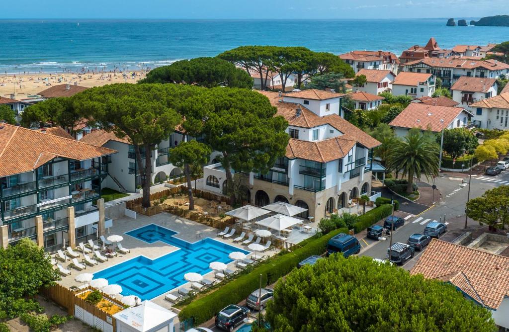 Hôtel Ibaia is just a one-minute walk from Hendaye's main beach and harbour, with a terrace and a seasonal outdoor pool on site.