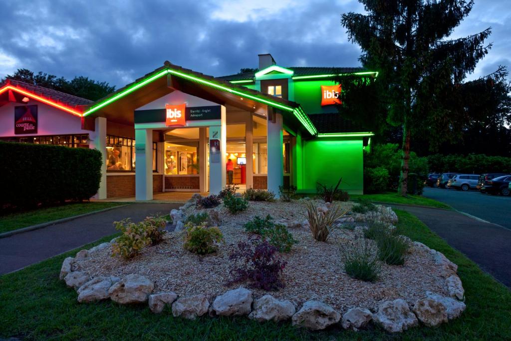 Ibis Biarritz-Anglet Aéroport puts you 3 km from Biarritz train station, the city centre and the beaches, and just 1 km from Biarritz Airport, with a round-the-clock front desk and an on-site bar.