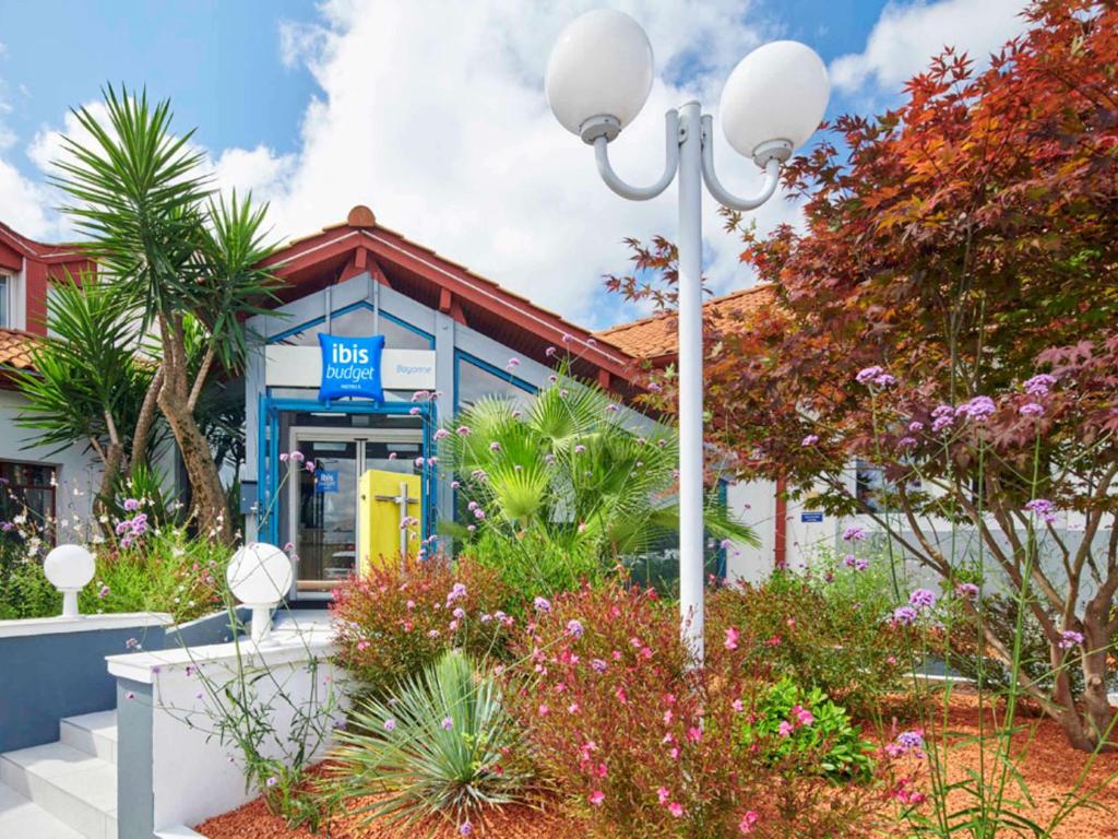 Just 2 km from Bayonne's historic centre and train station, and 8 km from the beaches, ibis budget Bayonne offers a round-the-clock front desk plus free Wi-Fi and parking.