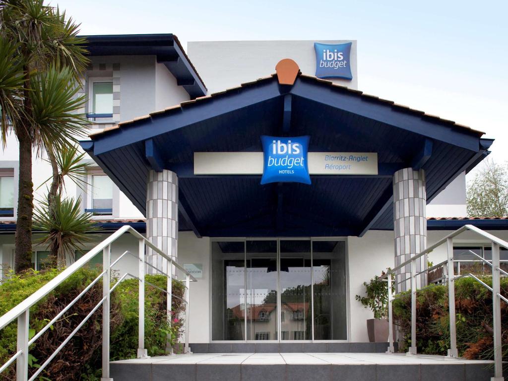 Set in Anglet just 1 km from Biarritz-Anglet-Bayonne Airport, IBIS BUDGET Biarritz-Anglet has rooms with free Wi-Fi, a round-the-clock front desk and free on-site private parking.