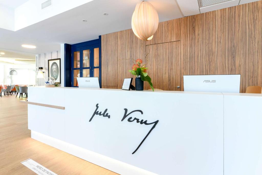Hôtel Jules Verne occupies a central spot in Biarritz, close to the Palais des Festivals, the casino and the town's beaches.