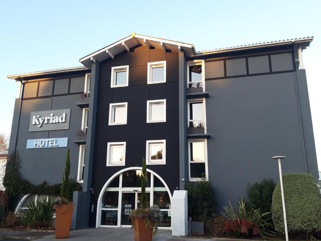 Situato ad Anglet, a soli 15 minuti d'auto da Biarritz nel sud-ovest della Francia, l'Hôtel KYRIAD Anglet-Biarritz è una struttura confortevole.