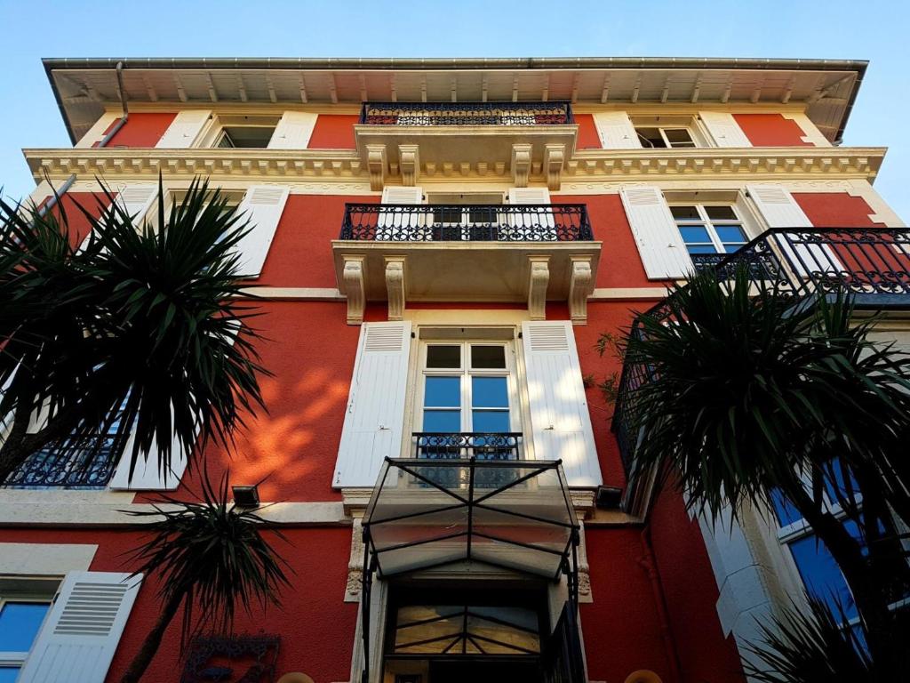 In Biarritz, Hôtel & Espace Bien-être La Maison du Lierre sits just 300 metres from the beach and a five-minute walk from the Bellevue and Casino convention venues.
