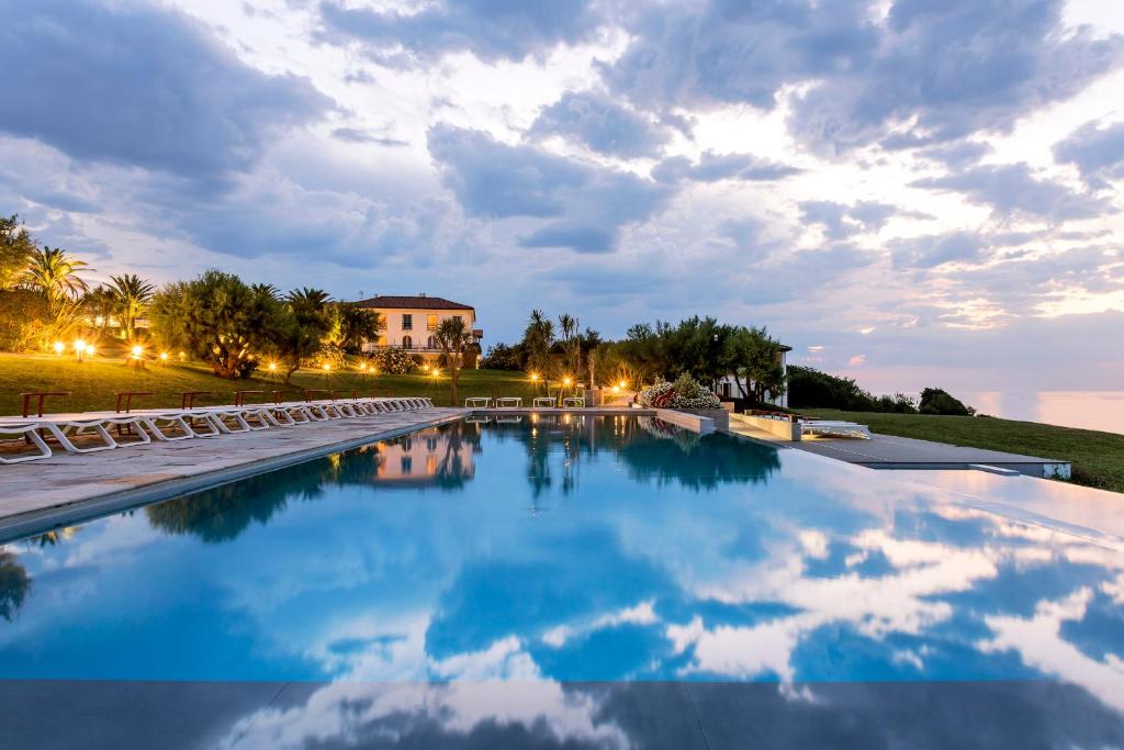 Situato nel cuore dei Paesi Baschi, l'hotel eco-sostenibile La Reserve sorge tra giardini rigogliosi affacciati sull'oceano Atlantico.