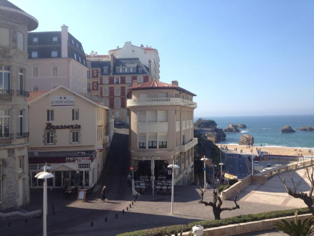 Das Le Petit Hotel liegt im Herzen von Biarritz, an einer Fußgängerzone, einen 1-minütigen Spaziergang vom Hauptstrand und 30 m vom Casino entfernt.