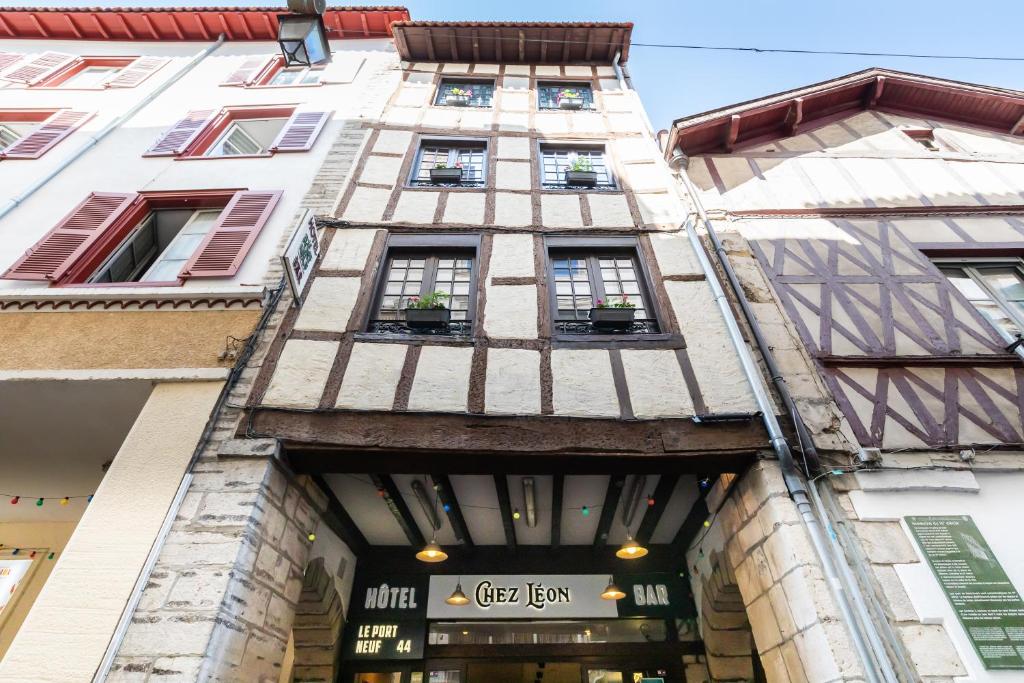 In Bayonne's historic centre, Hotel Le Port Neuf sits just 100 metres from the cathedral and a short 300-metre stroll from the Basque Museum.
