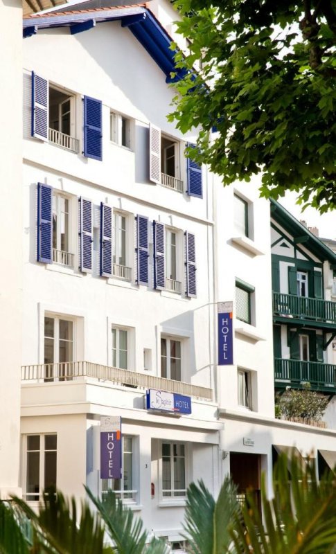 A apenas 200 metros do Porto Velho e das praias de areia de Biarritz, o Hôtel Le Saphir oferece Wi-Fi gratuito em cada quarto com casa de banho privativa.