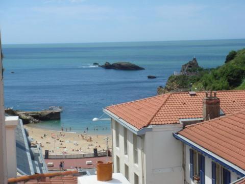 A soli 100 metri dalla spiaggia di Port Vieux e a 450 metri dalla Roccia della Vergine, l'Hôtel Les Alizés si trova in una vivace via di Biarritz con numerosi bar e ristoranti.