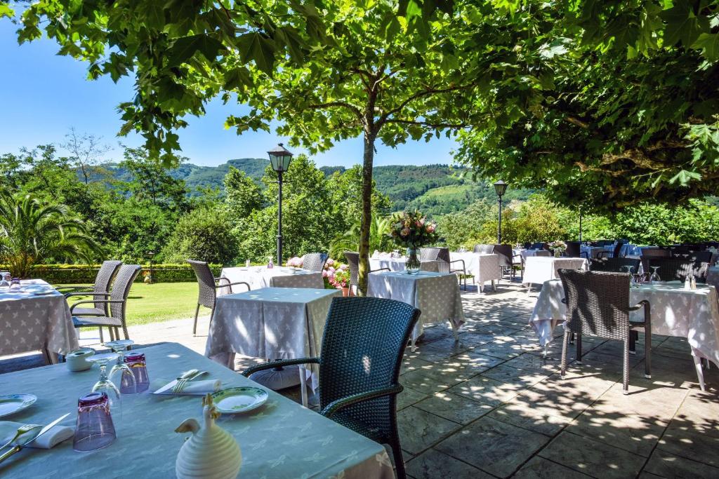 Nestled in Biriatou right on the Spanish border, Les Jardins de Bakea combines traditional Basque décor with free WiFi.