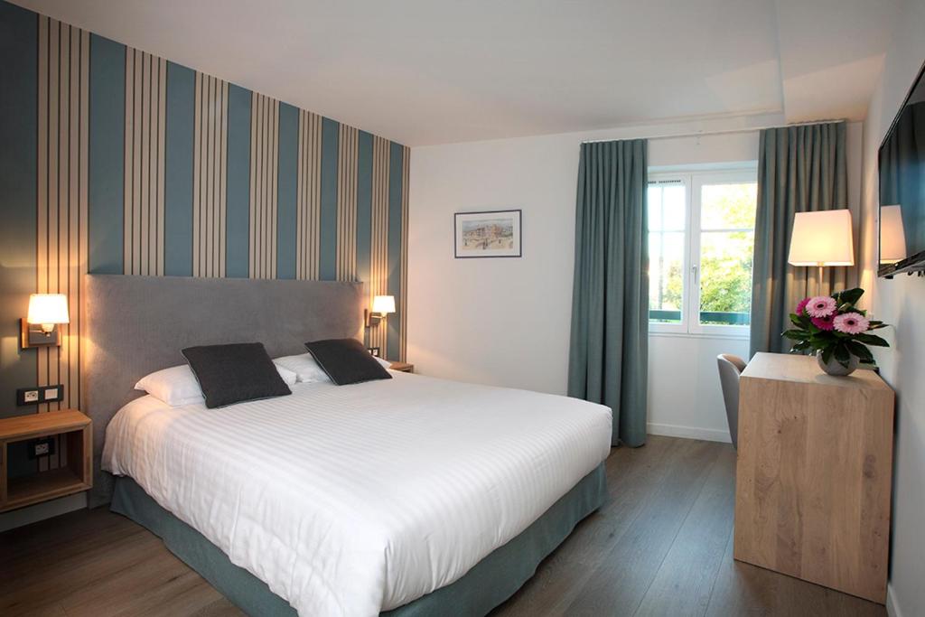 Hotel De La Nivelle sits in the Basque Country, 13 km from Saint-Jean-de-Luz and 20 km from Biarritz, with free WiFi and free parking.