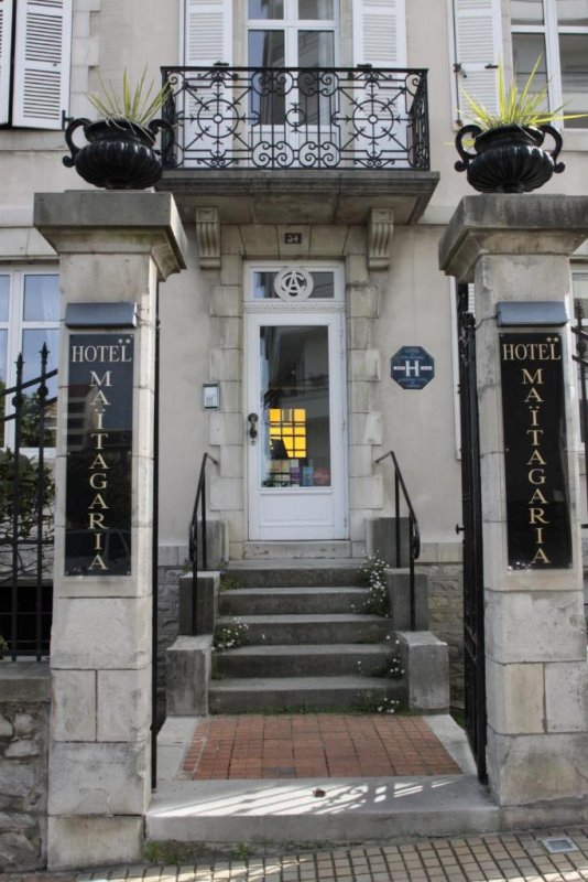 A soli 200 metri dalla vivace Place Clemenceau, l'Hôtel Maïtagaria si trova nel cuore di Biarritz, la celebre capitale francese del surf.
