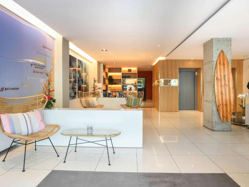 Located in central Biarritz, this hotel showcases striking contemporary architecture and offers rooms with sea views alongside complimentary Wi-Fi throughout.
