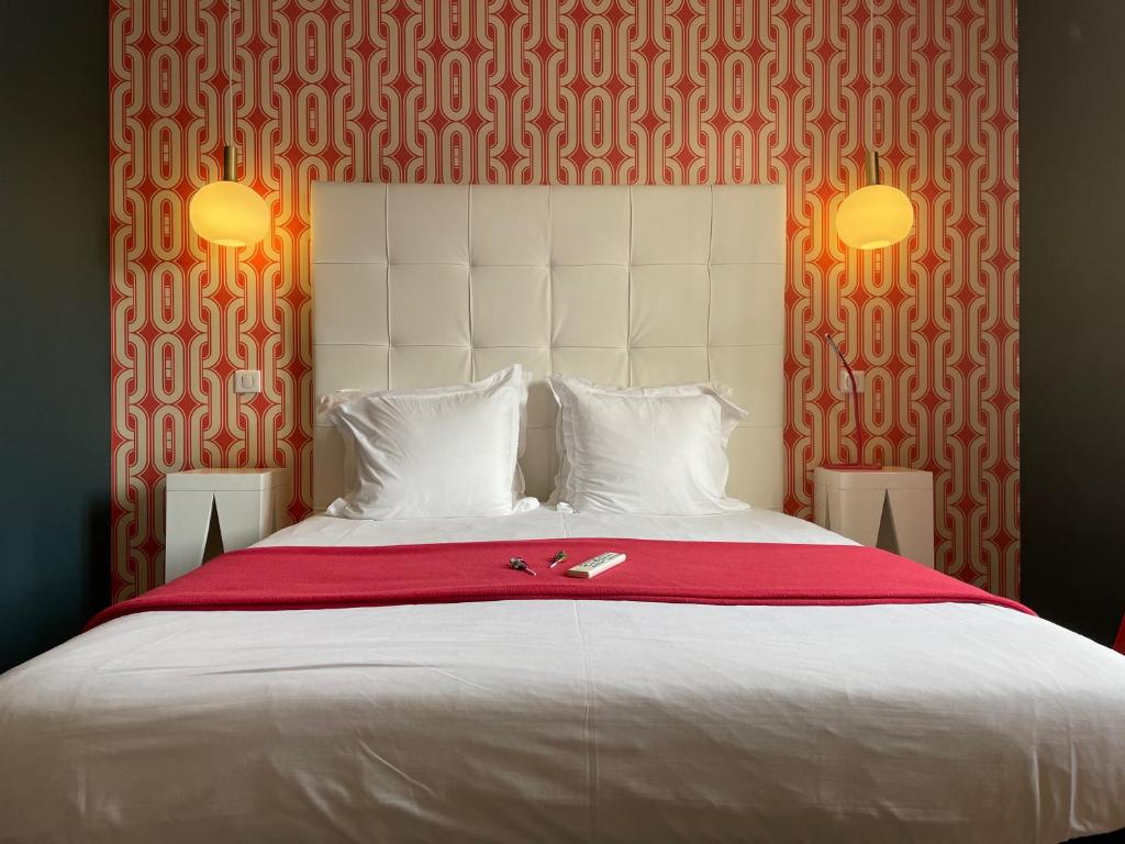 Hôtel Mirano sits a 15-minute walk from central Biarritz and the beach, roughly 1.5 kilometres from Biarritz-Anglet-Bayonne Airport, with en-suite rooms and complimentary Wi-Fi.