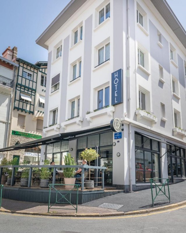 A 3-star hotel in the heart of Biarritz, just 200 metres from the beach and a short walk from the Rocher de la Vierge.