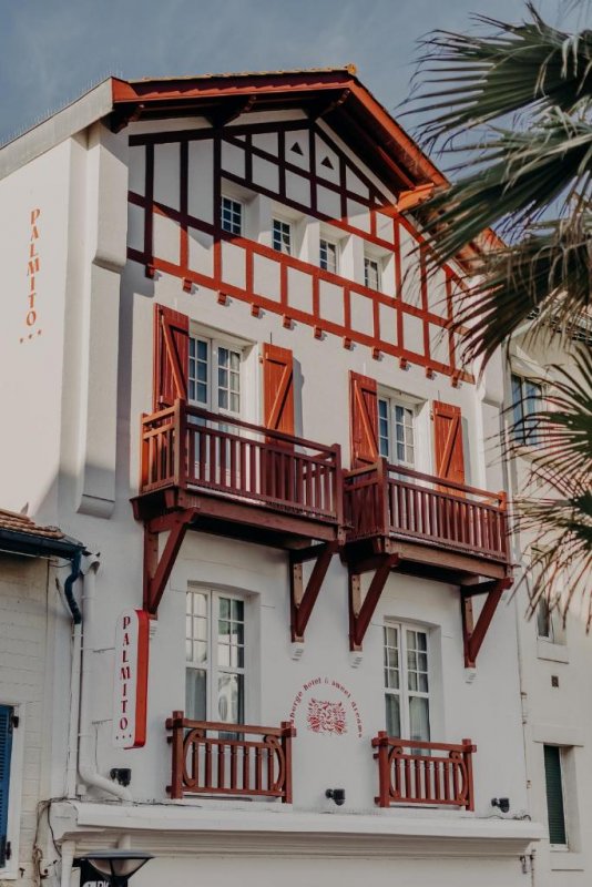 Questo hotel non fumatori nel centro storico di Biarritz si trova a soli 100 metri dalla spiaggia e offre Wi-Fi gratuito e TV LCD in camera.