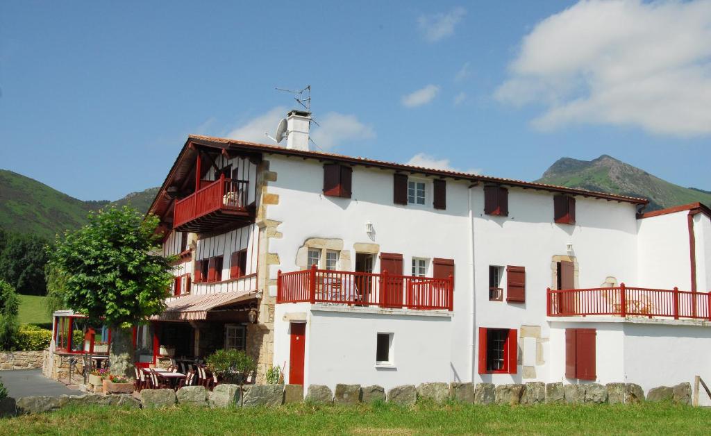Un ex casale settecentesco immerso in un giardino ai piedi di La Rhune, a 3 km dal villaggio di Sare.
