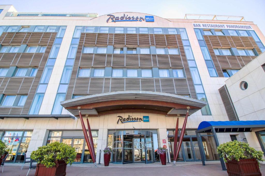 A 4-star address in central Biarritz overlooking the Côte des Basques surf beach, with a rooftop pool and spa.
