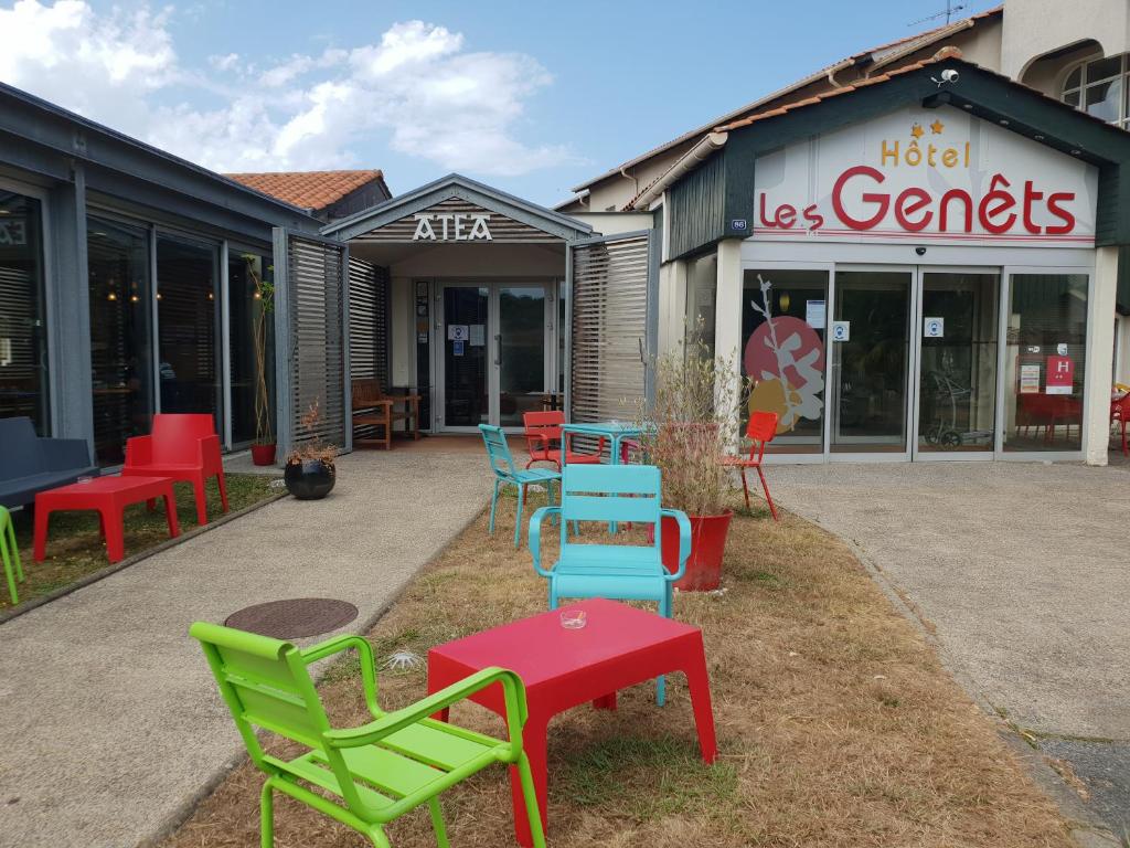 Situato a 1,5 km dall'autostrada A63, alle porte di Bayonne, l'Hôtel Les Genêts Bayonne offre camere insonorizzate e un ristorante che valorizza le specialità locali.