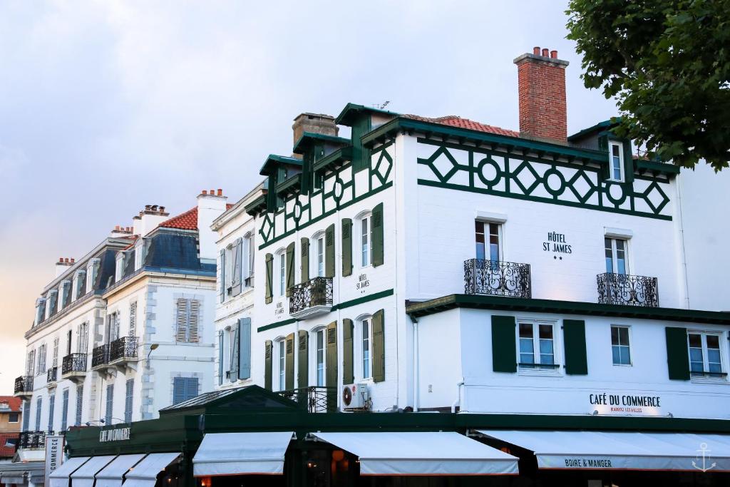 In einem Haus aus dem frühen 20. Jahrhundert gelegen, begrüßt dieses 14-Zimmer-Hotel seine Gäste im historischen Zentrum von Biarritz, nur 5 Gehminuten von den Hauptstränden entfernt.