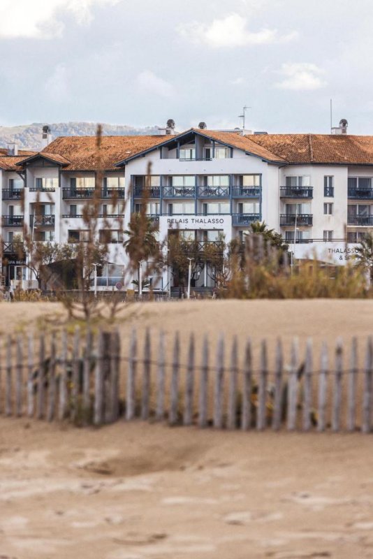 Set on the Basque coast in Hendaye, close to the Spanish border, the 4-star Hotel Serge Blanco boasts its own seawater swimming pool.