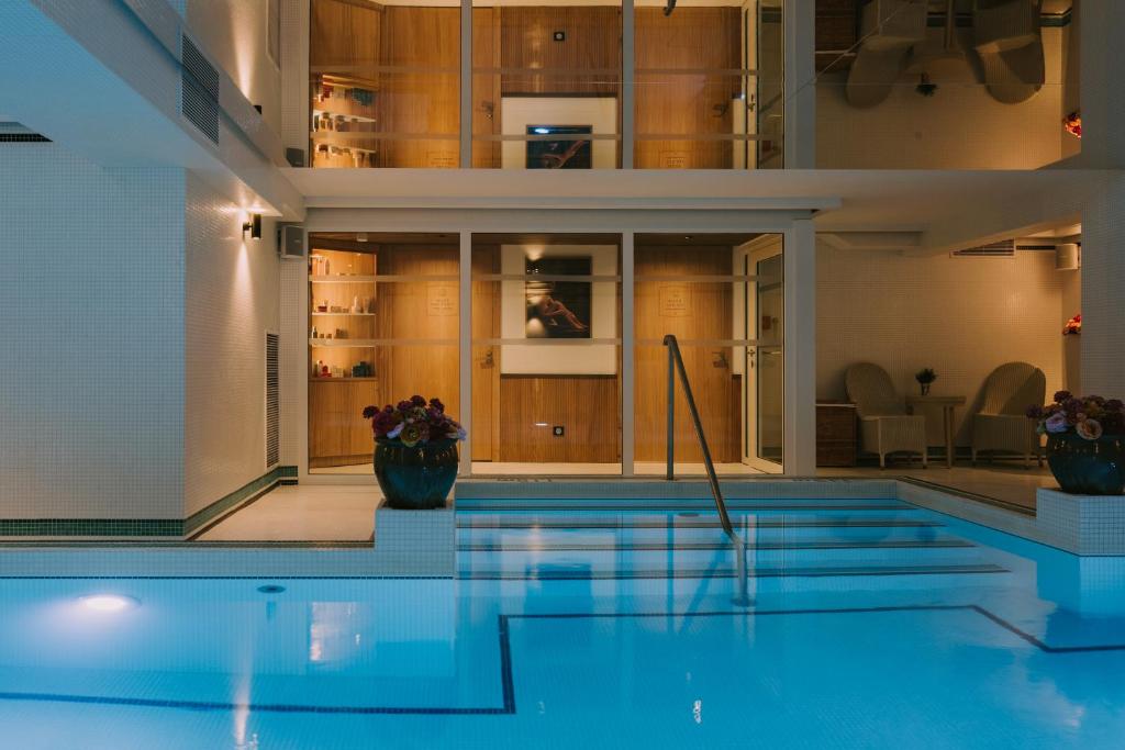 Set in the coastal town of Biarritz, the Grand Tonic Hotel & SPA Biarritz is a mere 200 metres from the Grand Plage, making it easy to explore everything on foot.