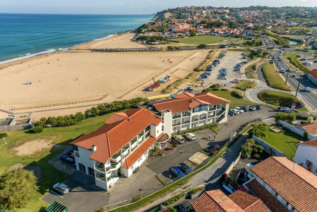 Situato in posizione ideale tra Biarritz e Saint-Jean-de-Luz, l'Hôtel Miléade La Frégate - Bidart si affaccia sulla meravigliosa spiaggia di Uhabia, il paradiso del surfista.