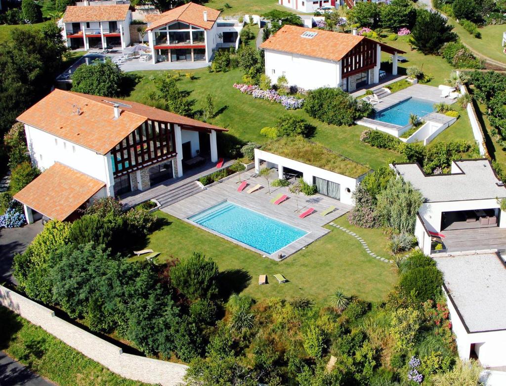 Set on the Basque coast in Saint-Jean-de-Luz, Lafitenia Resort lies just 300 metres from Lafitenia beach.