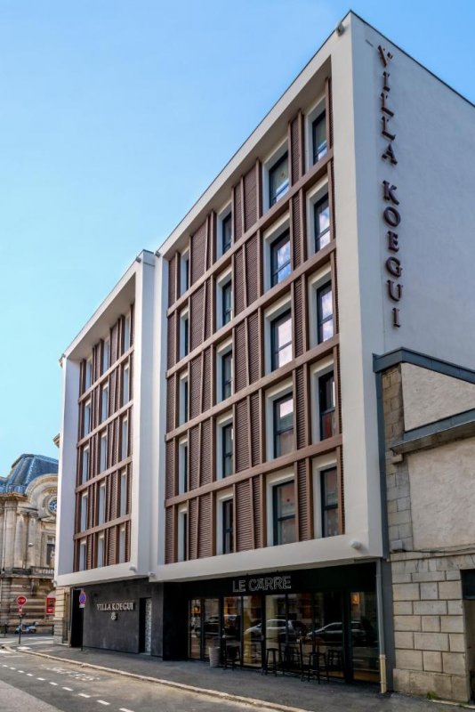 Set in Bayonne, Hôtel Villa KOEGUI combines a restaurant, a fitness centre, a bar and a shared lounge, along with a terrace for guests to enjoy.