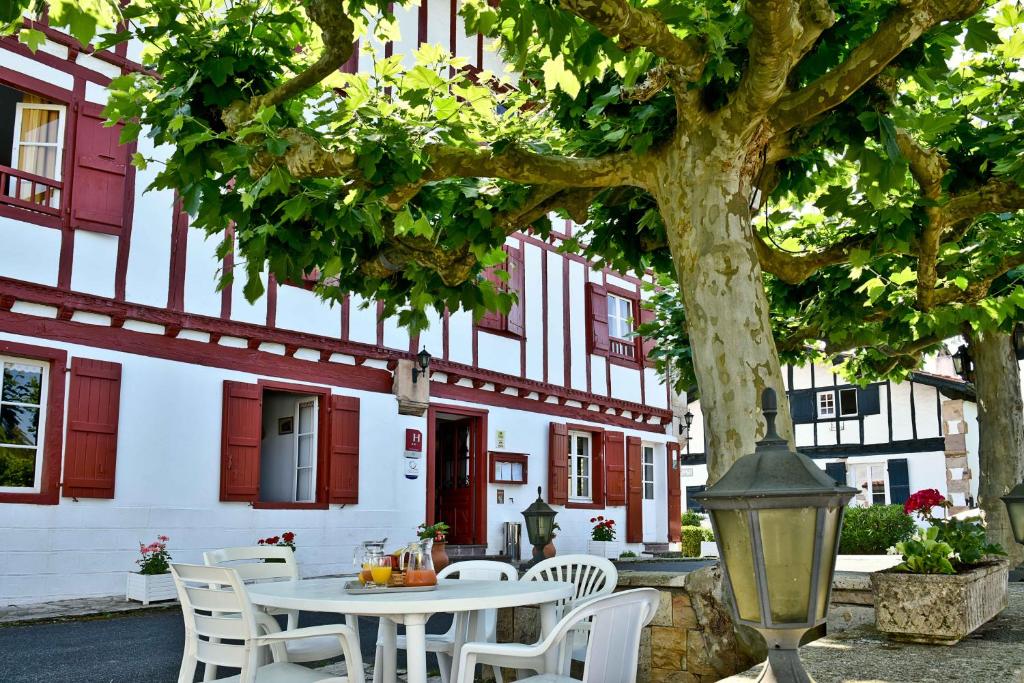 Set in the village of Sare, 15 km from Saint-Jean-de-Luz train station, Logis Hôtel Baratxartea offers a garden, free private parking, a terrace and an on-site restaurant.