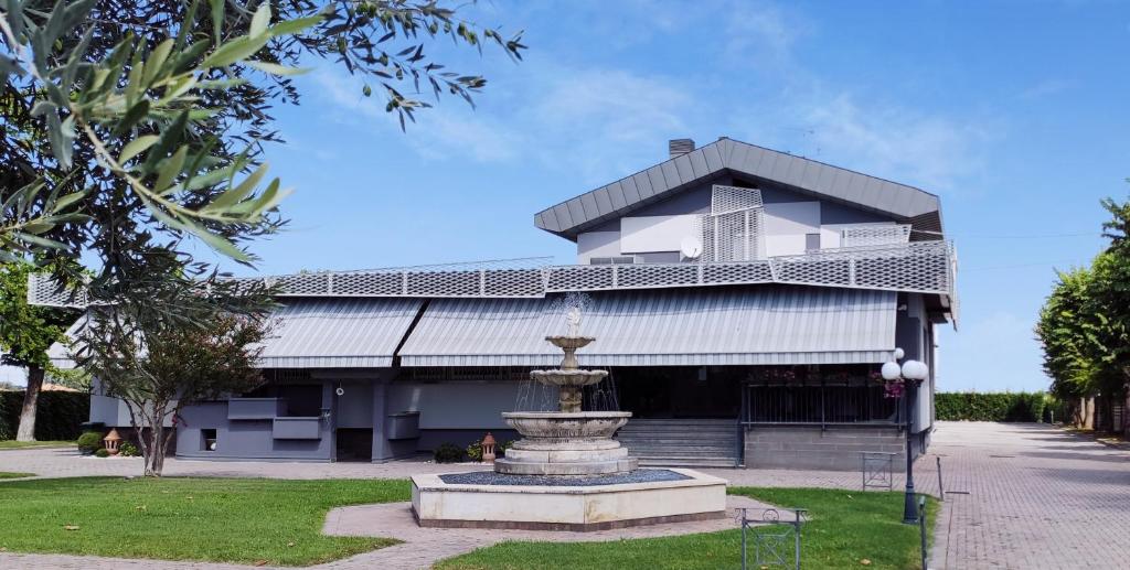O Albergo Aurora está localizado na zona rural de Emilia Romagna, a 11 km do centro da cidade de Bolonha. Disponibiliza acesso Wi-Fi gratuito no átrio e quartos com uma televisão de ecrã plano.
