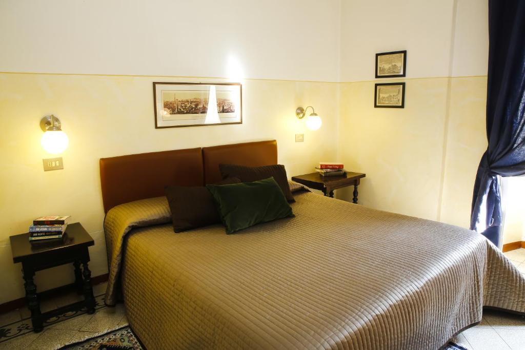 Albergo Garisenda is set in the heart of the city, directly opposite the Towers of Bologna.