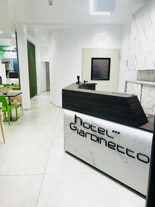 Situado perto do Hospital Sant'Orsola, perto das muralhas da cidade de Bolonha, o Hotel Giardinetto Al Sant'Orsola disponibiliza acomodações económicas modernas e confortáveis...