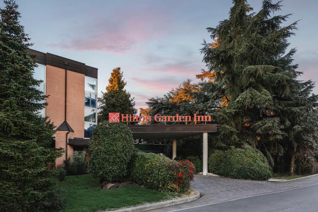 Located 3 km from the Fiera di Bologna trade fair, Hilton Garden Inn Bologna North offers free garage parking, and free Wi-Fi.
