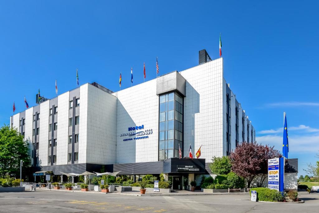 Situado apenas a 5 minutos de carro do Aeroporto de Bolonha Guglielmo Marconi, o Hotel Bologna Airport também está a 500 metros da saída...