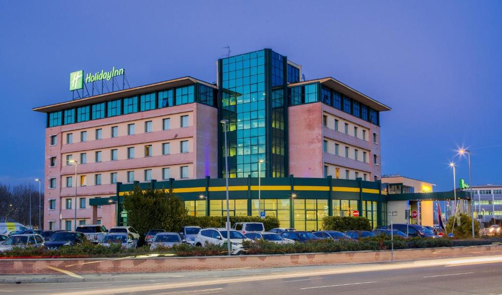 Localizado apenas a 1,8 km do Centro de Exposições Fiera, o Holiday Inn Bologna - Fiera está apenas à saída da Auto-estrada A1. O Aeroporto de Bolonha Borgo Panigale fica a 10 km...