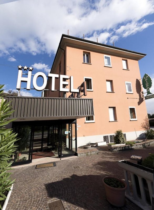 Hotel La Pioppa offers comfortable accommodation with free WiFi.