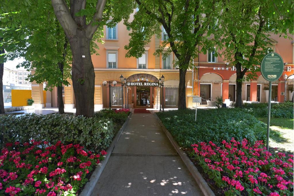 Zanhotel Regina está situado entre la estación central de Bolonia y la Piazza Maggiore, cerca del parque La Montagnola.