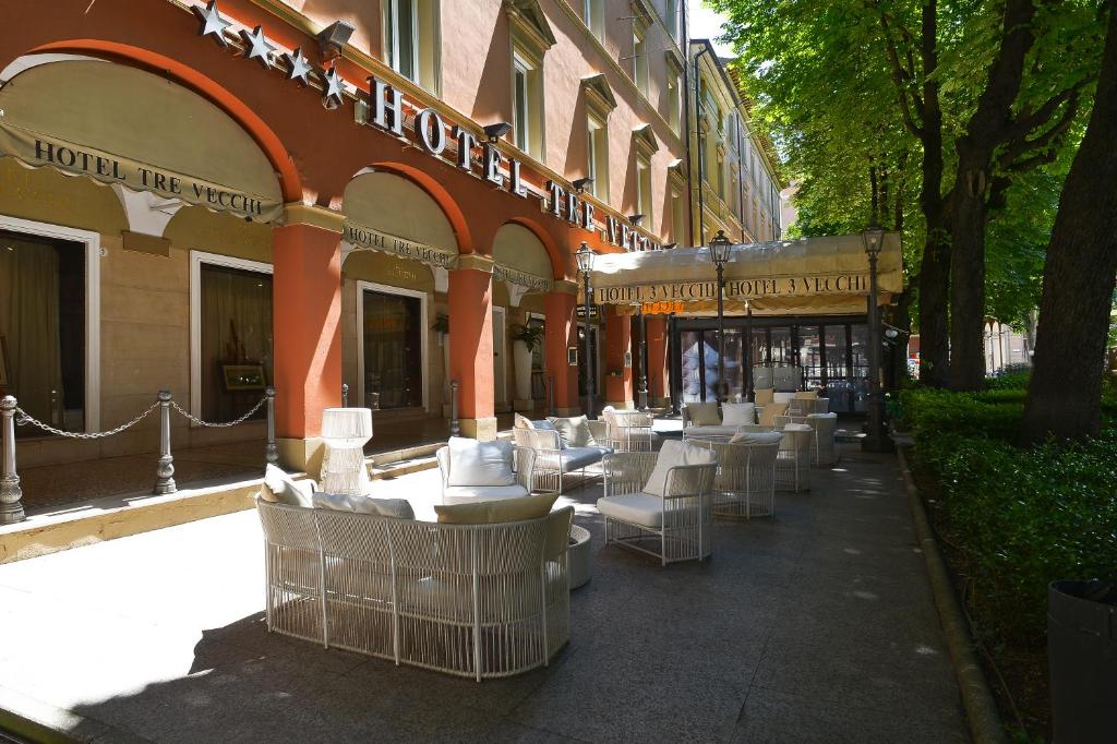Perto da principal estação ferroviária de Bolonha, este hotel central de 4 estrelas oferece fácil acesso ao transporte público, serviço simpático, quartos limpos e um buffet...