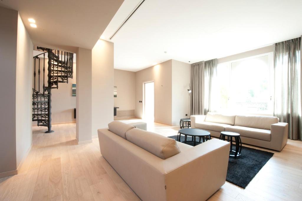 Ideally set in the centre of Bologna, I Portici Hotel Bologna features air-conditioned rooms, a garden, free WiFi and a shared lounge.
