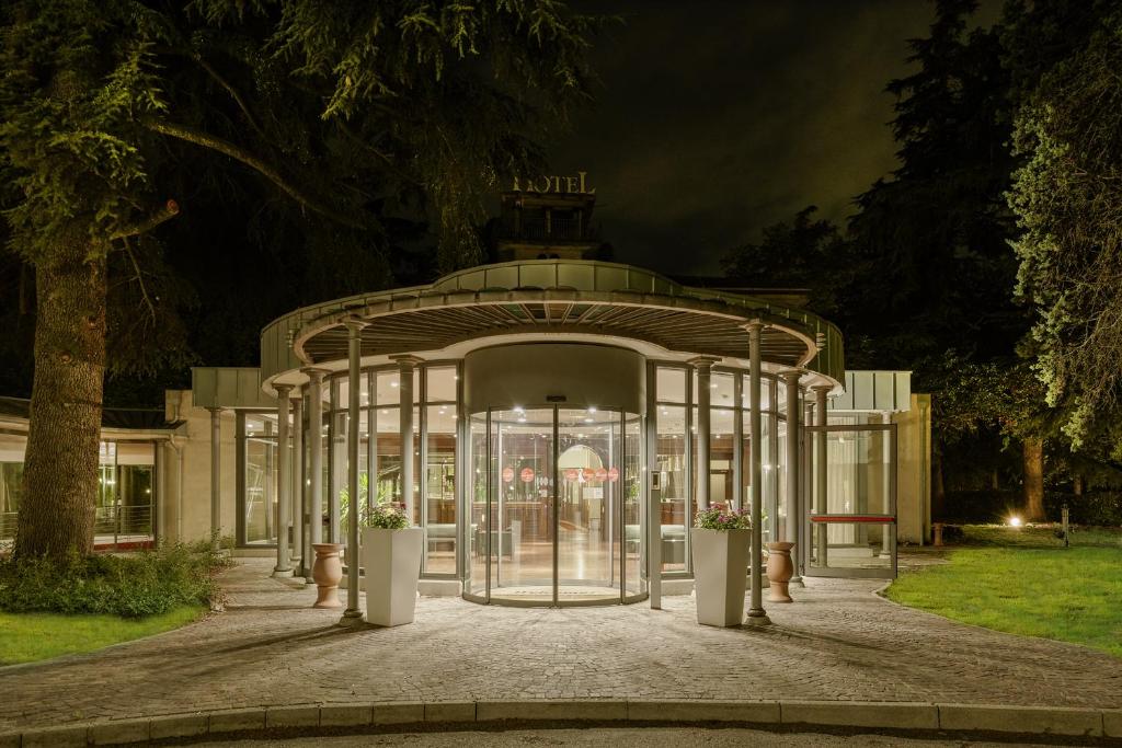 Situado em San Lazzaro di Savena (Bologna), a 12 km do centro da cidade, o Meditur Hotel Bologna disponibiliza acomodações com um restaurante, estacionamento...