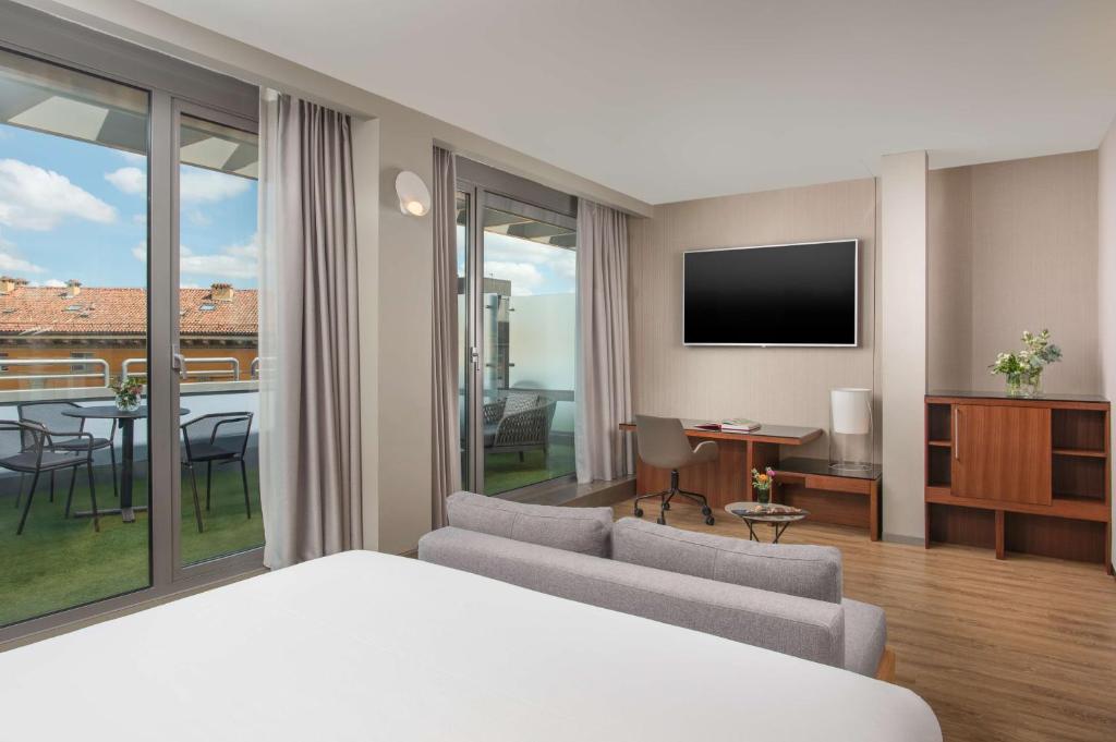 Just 300 metres from Bologna Central Train Station, this NH hotel located in Bologna's shopping district and features free Wi-Fi.