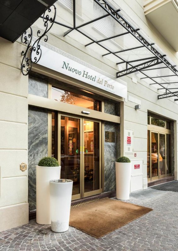 Bologna's Nuovo Hotel Del Porto offers modern, air-conditioned rooms with free WiFi.
